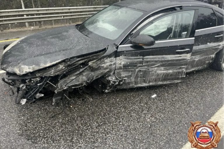 В Тверской области Audi протаранила отбойник на трассе М-11