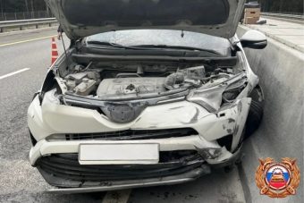 На М-11 в Тверской области иномарка протаранила бетонное ограждение