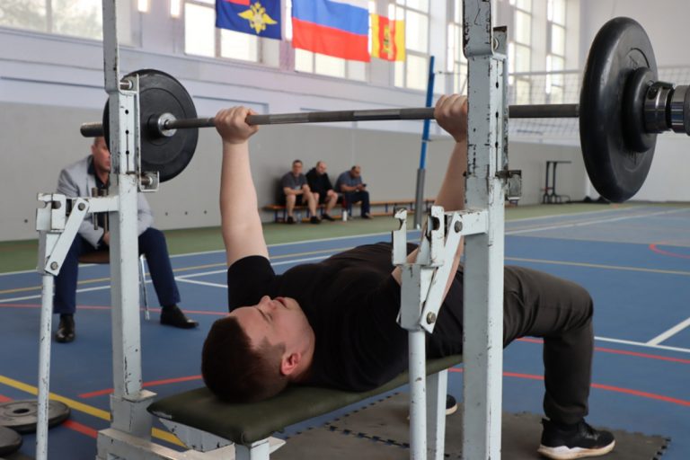 В Твери полицейские показали свою силу