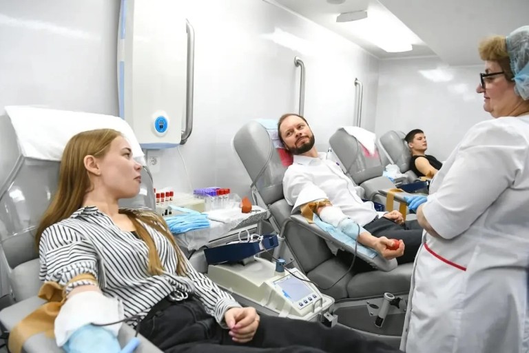 Виталий Королев сдал кровь вместе с жителями Твери