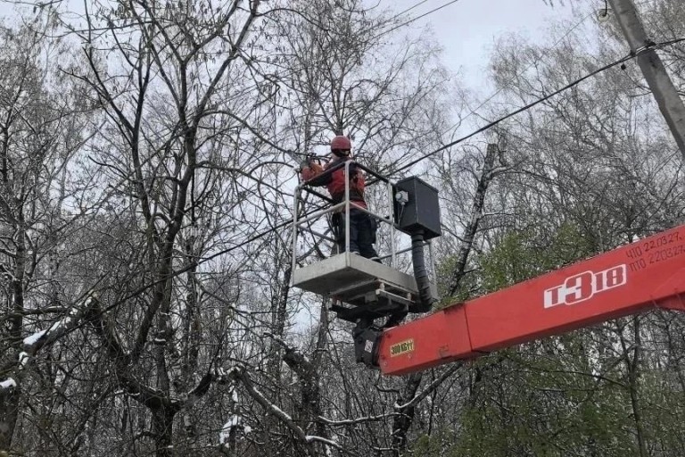 260 бригад восстанавливают электроснабжение после бури в Тверской области
