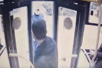 В Твери дебошир разбил стекло на двери автобуса