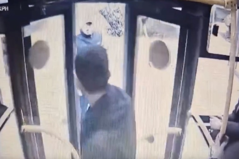 В Твери дебошир разбил стекло на двери автобуса