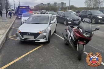 В Твери байкер сбил выходившую из автомобиля девушку