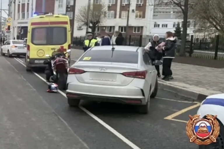 В Твери байкер сбил выходившую из автомобиля девушку