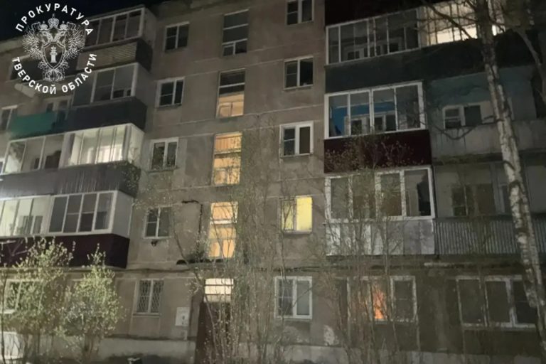 В Тверской области 3-летний мальчик выпал из окна