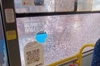 В Тверской области вандал устроил камнепад на автобус