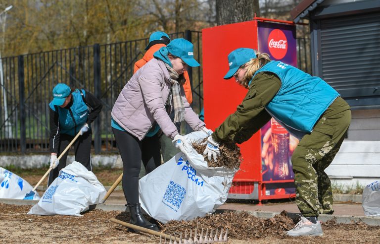Глава Тверской области Виталий Королев вышел вместе со студентами на субботник