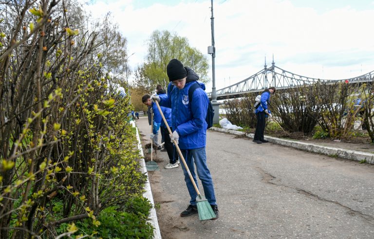 Глава Тверской области Виталий Королев вышел вместе со студентами на субботник