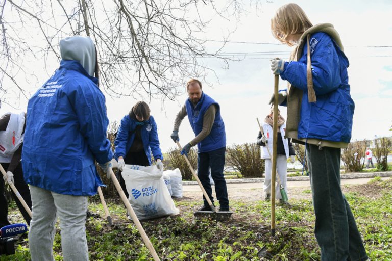Глава Тверской области Виталий Королев вышел вместе со студентами на субботник
