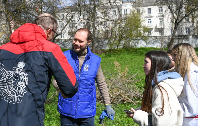 Глава Тверской области Виталий Королев вышел вместе со студентами на субботник
