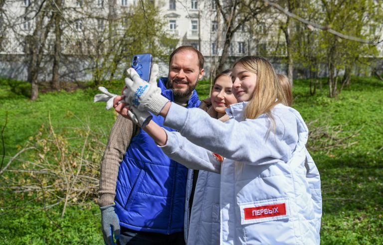 Глава Тверской области Виталий Королев вышел вместе со студентами на субботник