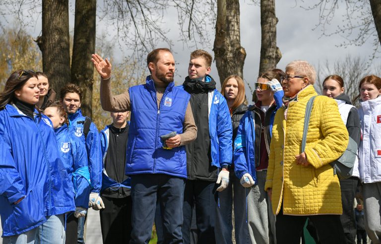 Глава Тверской области Виталий Королев вышел вместе со студентами на субботник