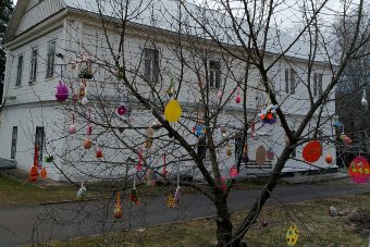 В Тверской области появилось пасхальное дерево В Тверской области появилось пасхальное дерево