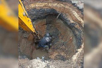 В Ржеве посреди дороги образовалась огромная дыра