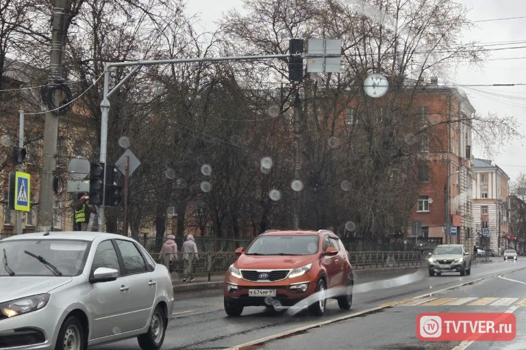 В Твери на улице Орджоникидзе устанавливают новый светофор
