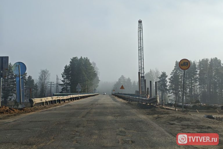 На федеральной трассе в Тверской области строят новый мост