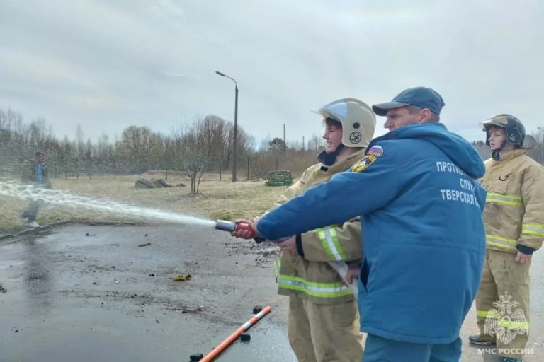 В Тверской области школьники примерили боевую форму пожарных