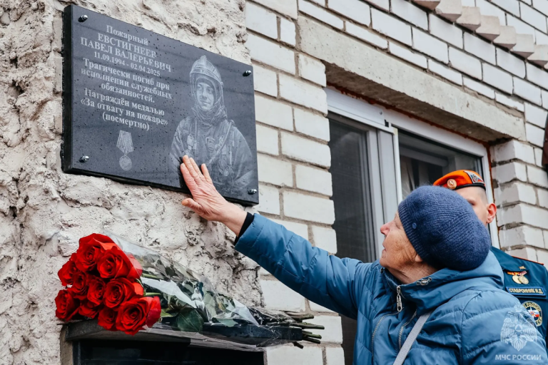 В Конаковском округе открыли мемориальную доску в память о Павле Евстигнееве