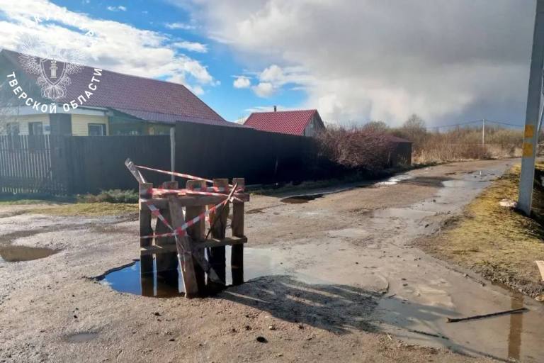 В Тверской области ребенок провалился в яму с водой