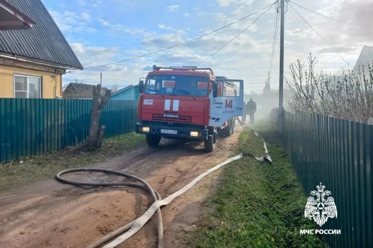 В Тверской области полыхал дом