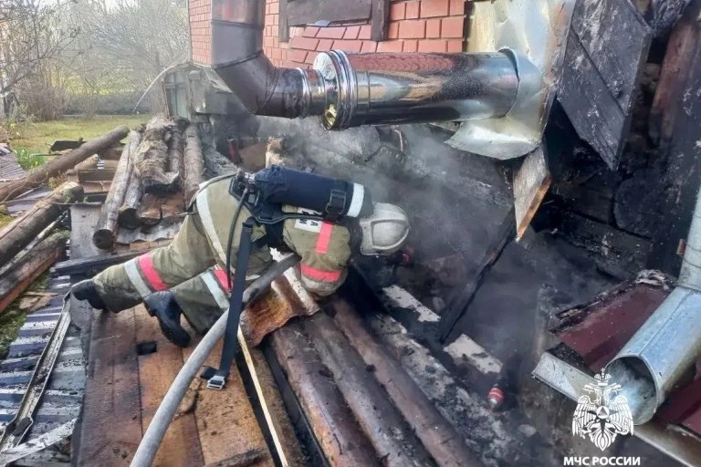 В Тверской области полыхал дом