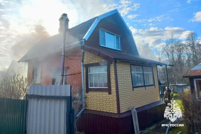В Тверской области полыхал дом