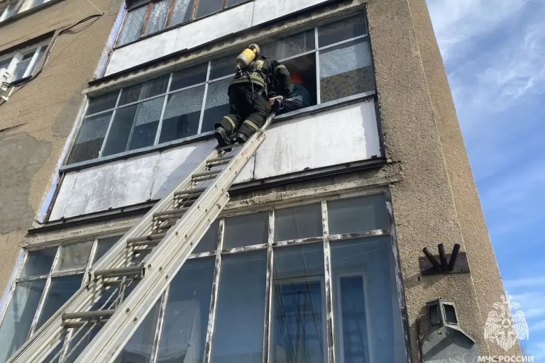 Эвакуация жильцов: в Твери полыхала квартира