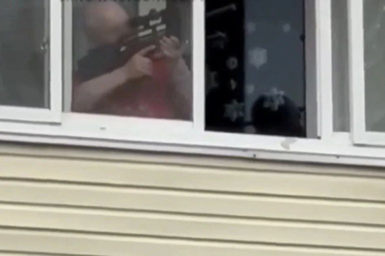 Мужчина стрелял из винтовки с балкона в Твери