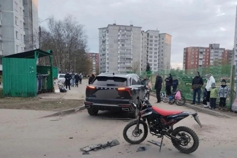 В Твери подросток на питбайке попал под колеса машины