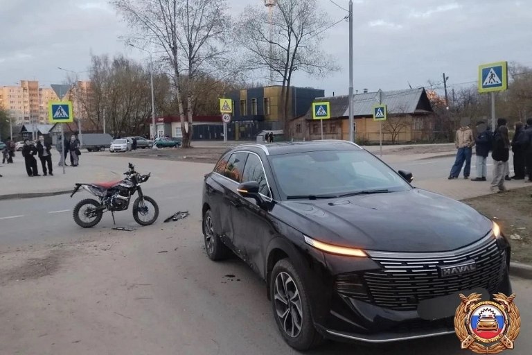 В Твери подросток на питбайке попал под колеса машины