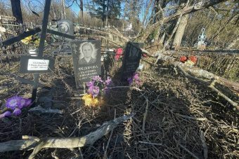 Сильный ветер разгромил кладбище в Тверской области