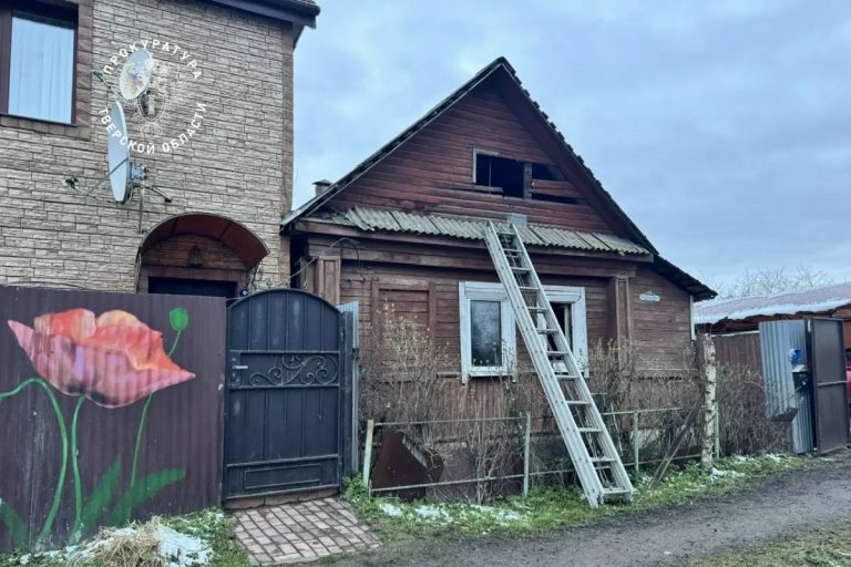 В Твери произошел пожар в доме - двое погибших