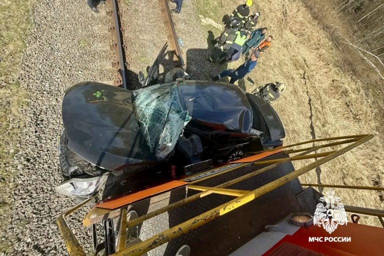 В Тверской области на переезде поезд протаранил автомобиль