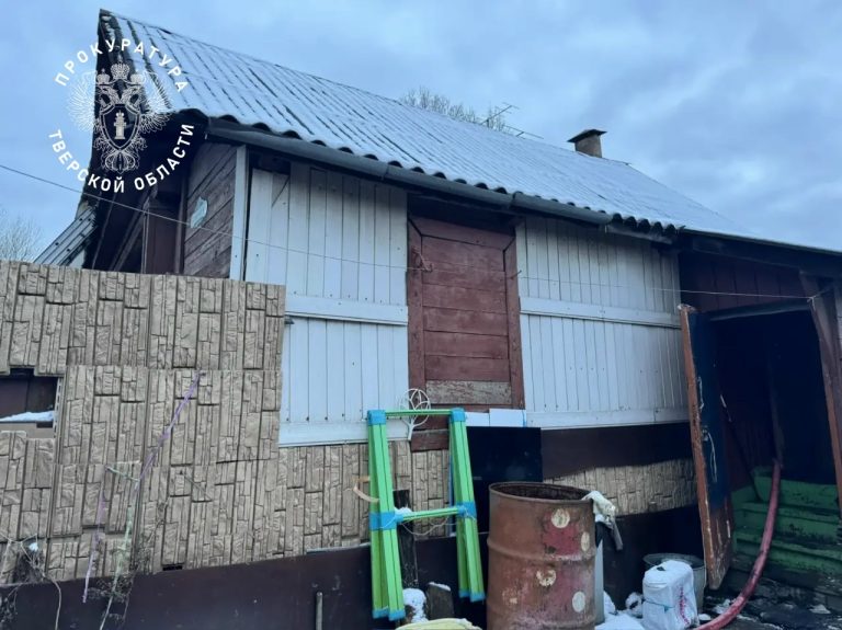 В Твери произошел пожар в доме - двое погибших