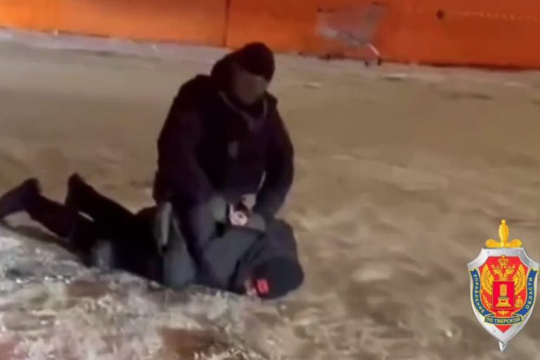 У сотрудника ФСБ в Тверской области пытались выкупить мигрантов