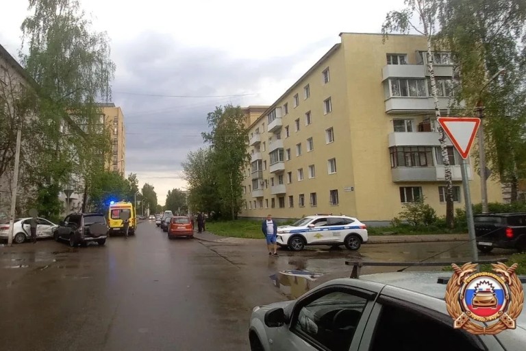 Неосторожный выезд на перекресток спровоцировал ДТП в Твери