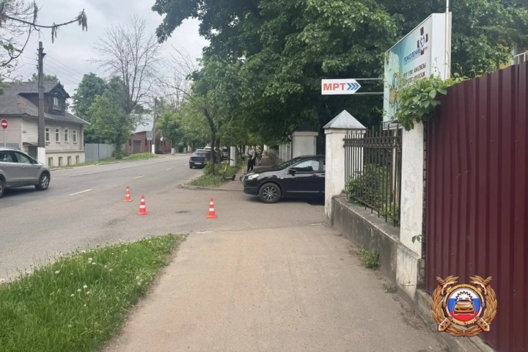 Парень и девушка на самокате попали под колеса машины в Твери