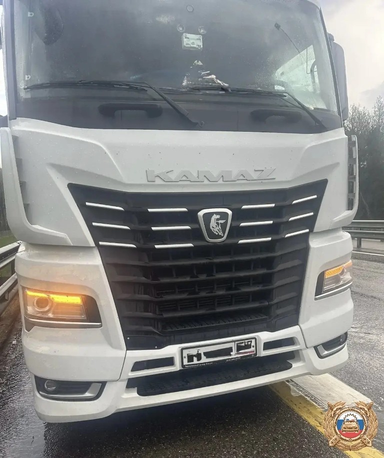 На М-11 в Тверской области водитель большегруза спровоцировал ДТП с Mercedes
