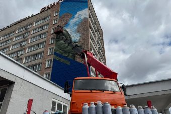 Во Ржеве украшают фасад гостиницы кадром из легендарного фильма