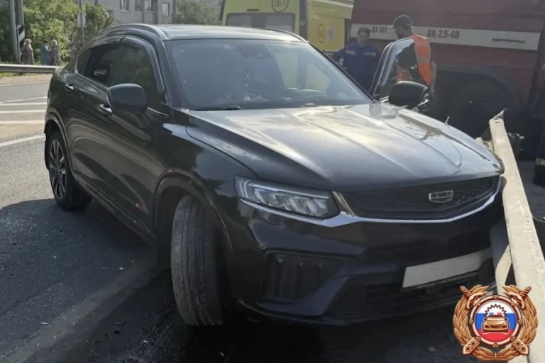 В Тверской области погиб водитель Geely, протаранив ограждение на М-10