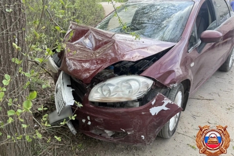 В Тверской области легковушка протаранила припаркованное авто и врезалась в дерево