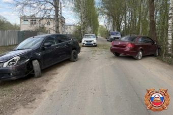 В Тверской области легковушка протаранила припаркованное авто и врезалась в дерево