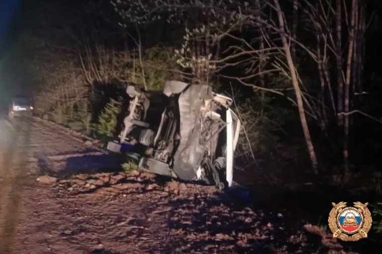 В Тверской области опрокинулся микроавтобус, водитель погиб