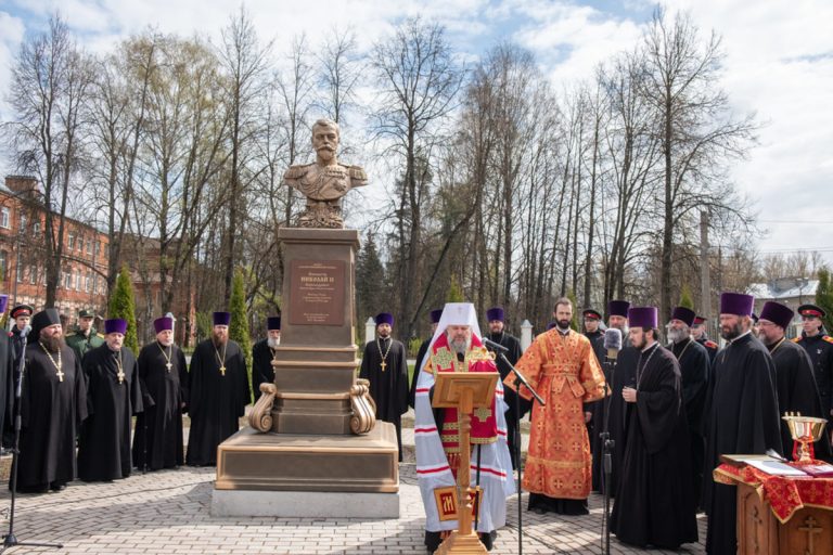 В Твери открыли памятник императору Николаю II