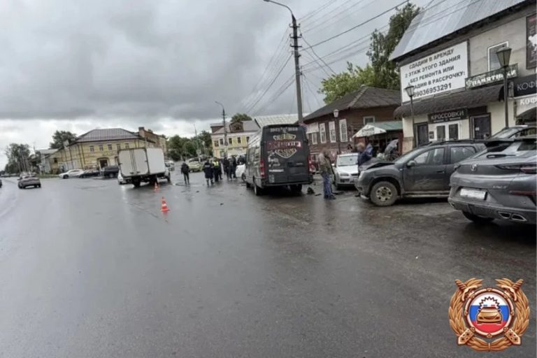 Два человека пострадали в массовом ДТП в Тверской области