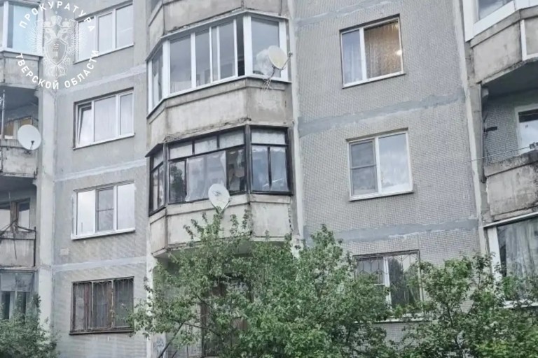 Полуторагодовалая девочка выпала с балкона в Тверской области
