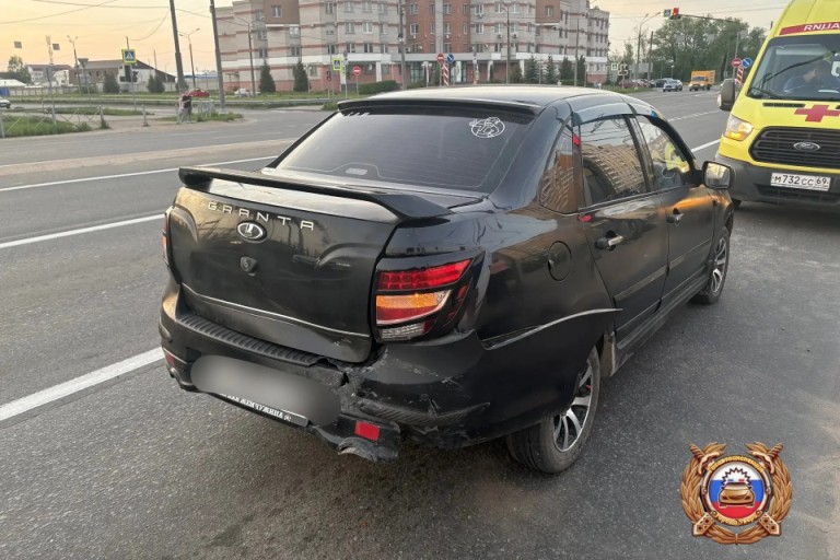 В Твери ВАЗ протаранил LADA Granta, пострадал ребенок