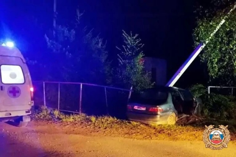 Четыре человека пострадали в ночном ДТП в Тверской области