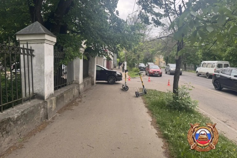 Парень и девушка на самокате попали под колеса машины в Твери